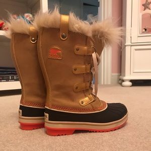 Sorel snuggly warm boots